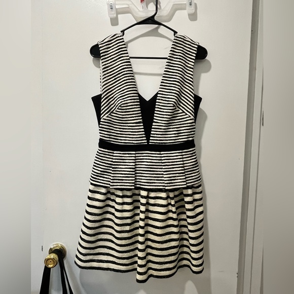 BCBGMaxazriaWomens Piper Striped V-neck dress with Peplum Size 08 - Picture 11 of 11